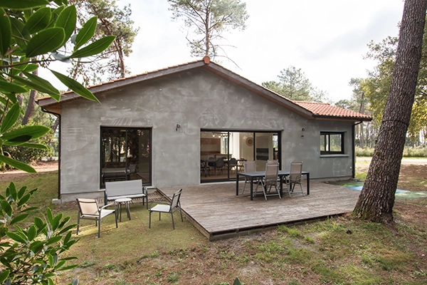 Photo d'une façade extérieure d'une maison en campagne.