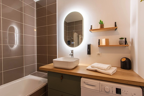 Vue d'une salle de bain d'un appartement.