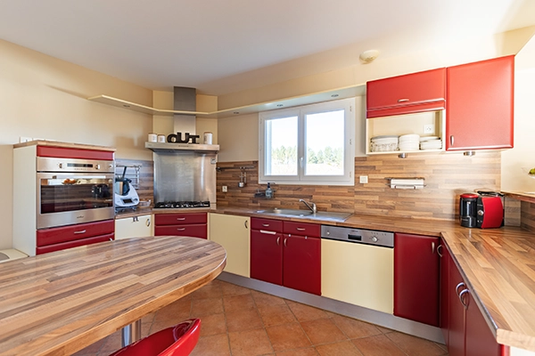 Photo immobilière d'une cuisine équipée.