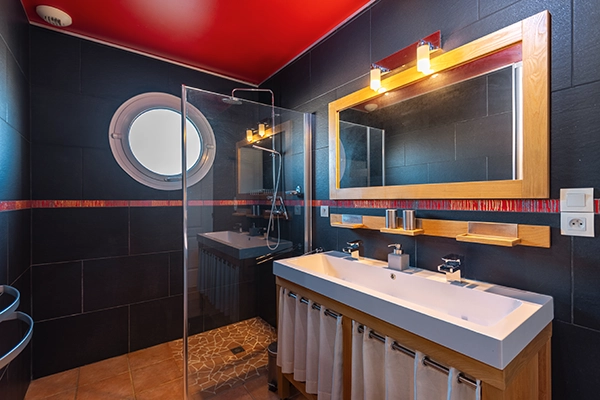 Photo immobilière d'une salle de bain dans une maison.