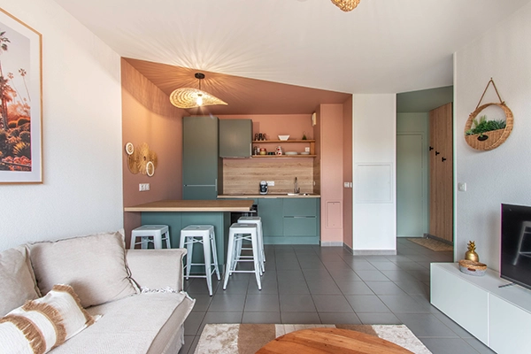 Photo immobilière d'un salon avec cuisine ouverte.